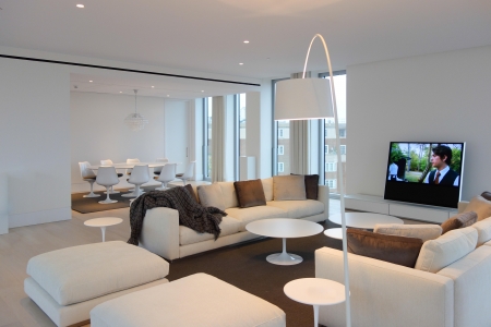 Pleasure Sofa von Flexform Saarinen Tische von Knoll