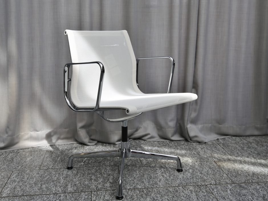 Eames Aluminium Chairs EA 107 von Vitra
